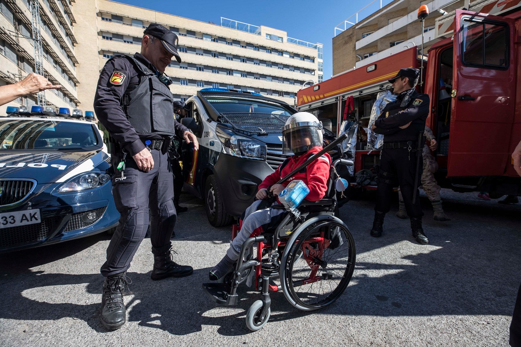Agentes de Policía Local y Nacional, Guardia Civil, Bomberos, Protección Civil, Agentes Medioambientales e Infoca y Ejercito de Aire y Tierra y personal de Emergencias participan en esta actividad promovida por la Asociación Sonrisas