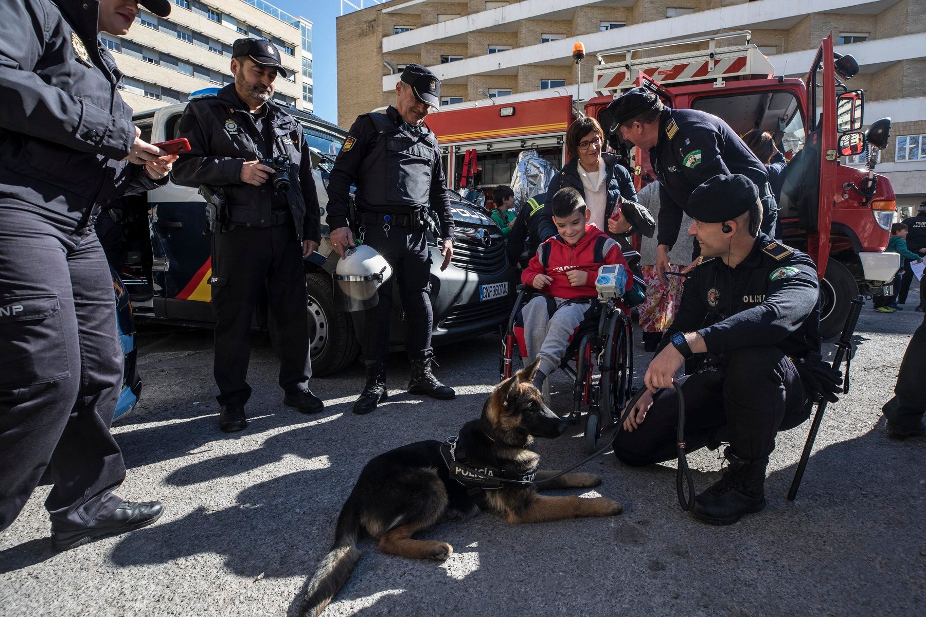 Agentes de Policía Local y Nacional, Guardia Civil, Bomberos, Protección Civil, Agentes Medioambientales e Infoca y Ejercito de Aire y Tierra y personal de Emergencias participan en esta actividad promovida por la Asociación Sonrisas