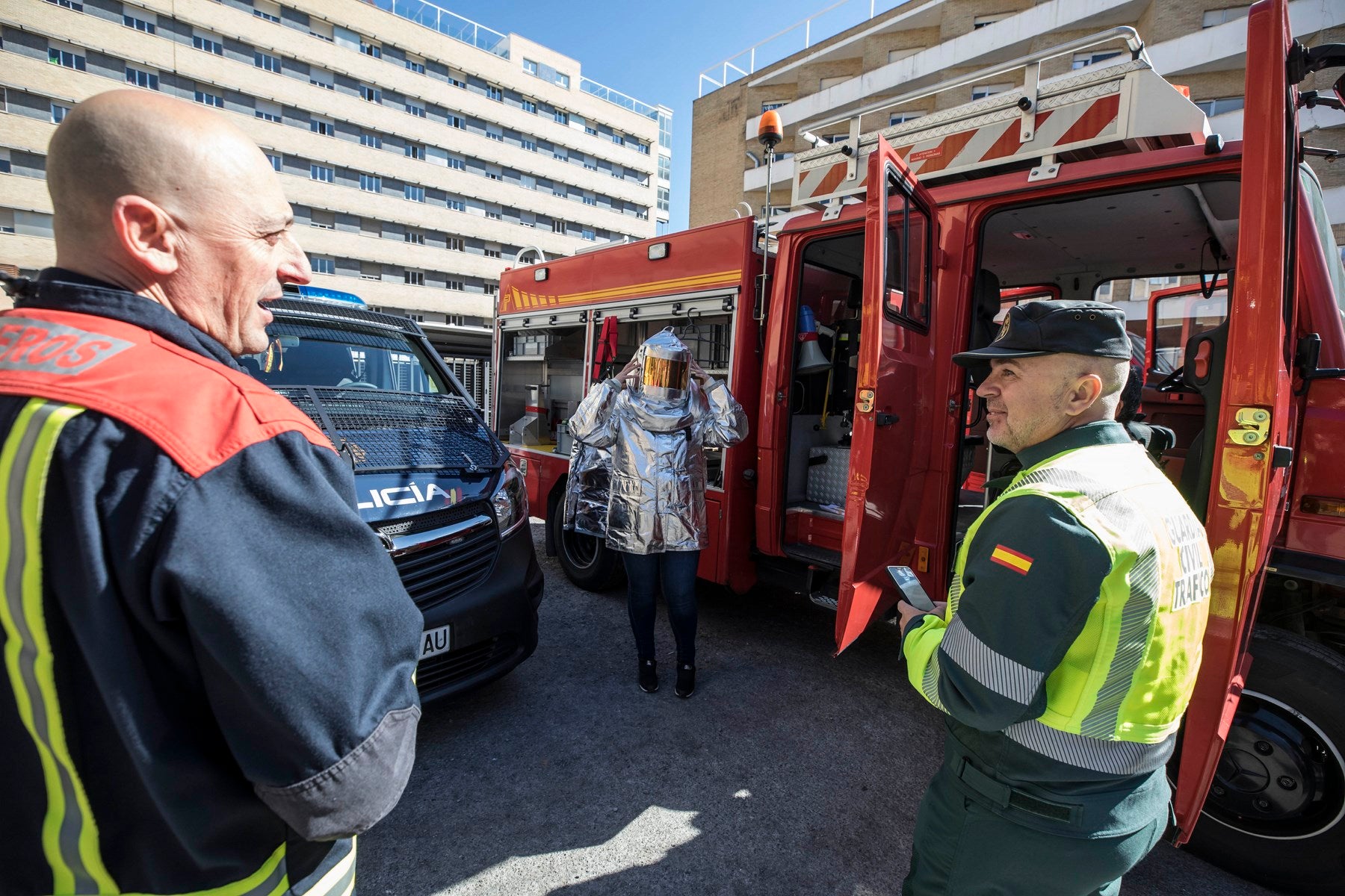 Agentes de Policía Local y Nacional, Guardia Civil, Bomberos, Protección Civil, Agentes Medioambientales e Infoca y Ejercito de Aire y Tierra y personal de Emergencias participan en esta actividad promovida por la Asociación Sonrisas