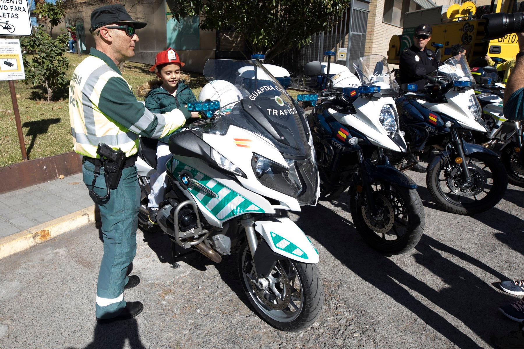 Agentes de Policía Local y Nacional, Guardia Civil, Bomberos, Protección Civil, Agentes Medioambientales e Infoca y Ejercito de Aire y Tierra y personal de Emergencias participan en esta actividad promovida por la Asociación Sonrisas