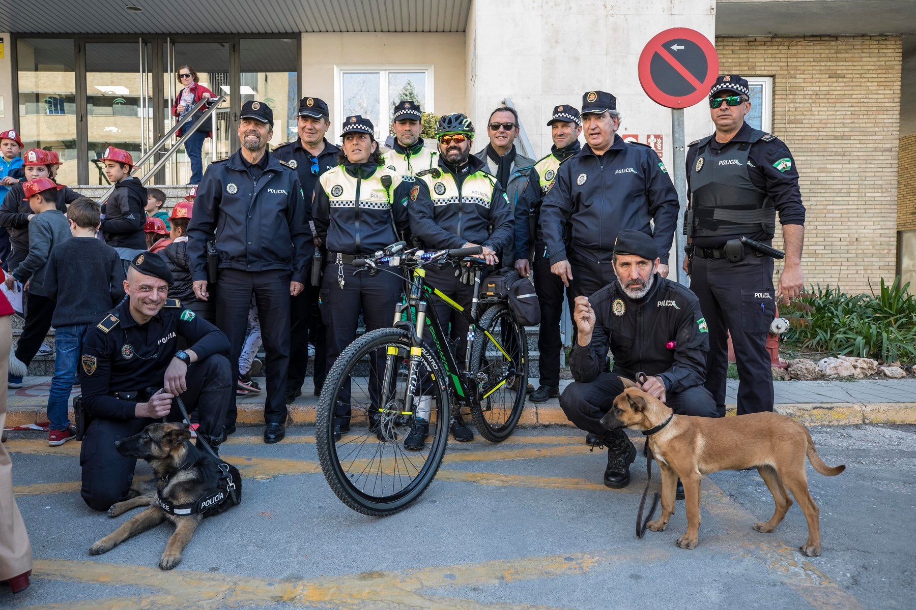 Agentes de Policía Local y Nacional, Guardia Civil, Bomberos, Protección Civil, Agentes Medioambientales e Infoca y Ejercito de Aire y Tierra y personal de Emergencias participan en esta actividad promovida por la Asociación Sonrisas