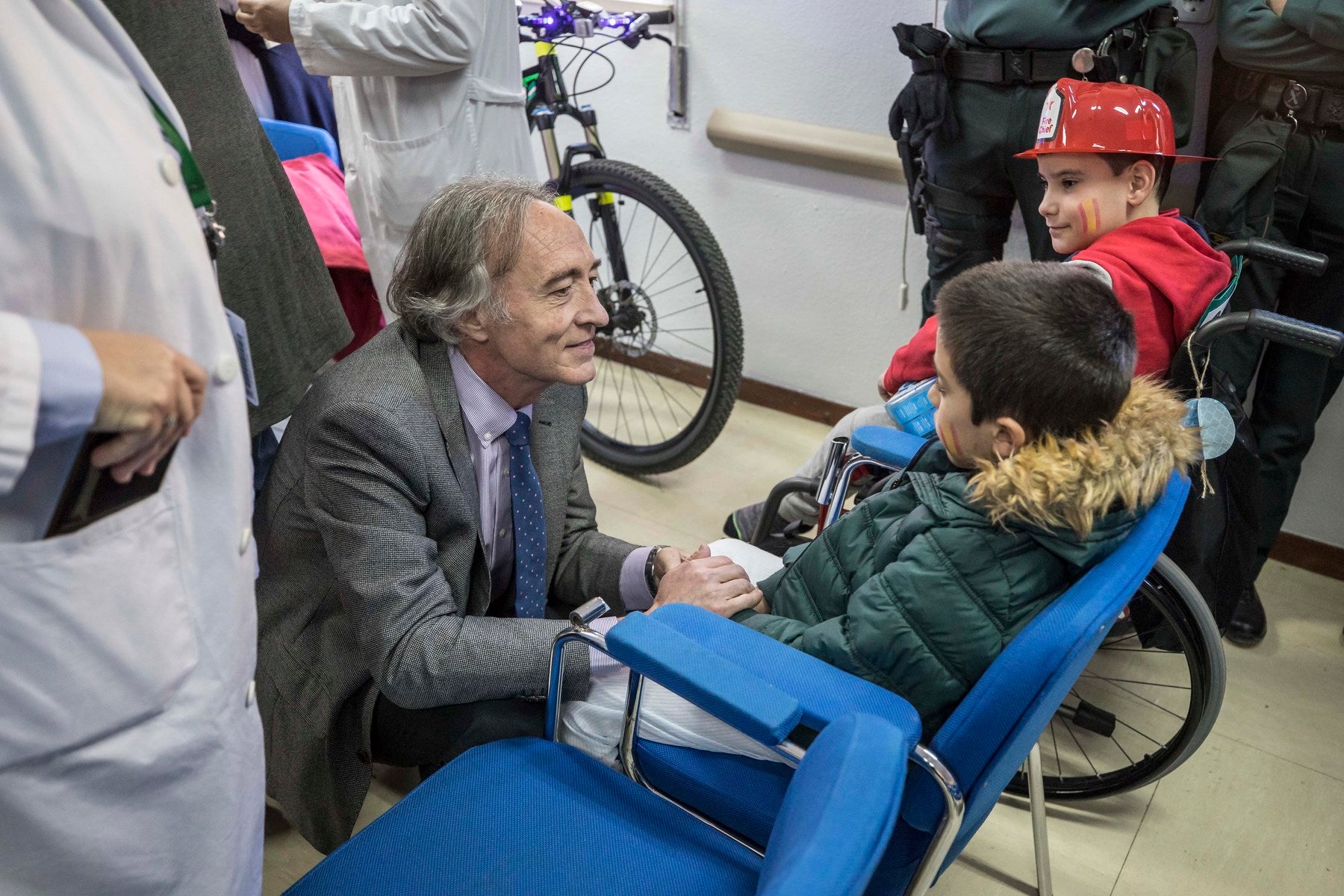 Agentes de Policía Local y Nacional, Guardia Civil, Bomberos, Protección Civil, Agentes Medioambientales e Infoca y Ejercito de Aire y Tierra y personal de Emergencias participan en esta actividad promovida por la Asociación Sonrisas