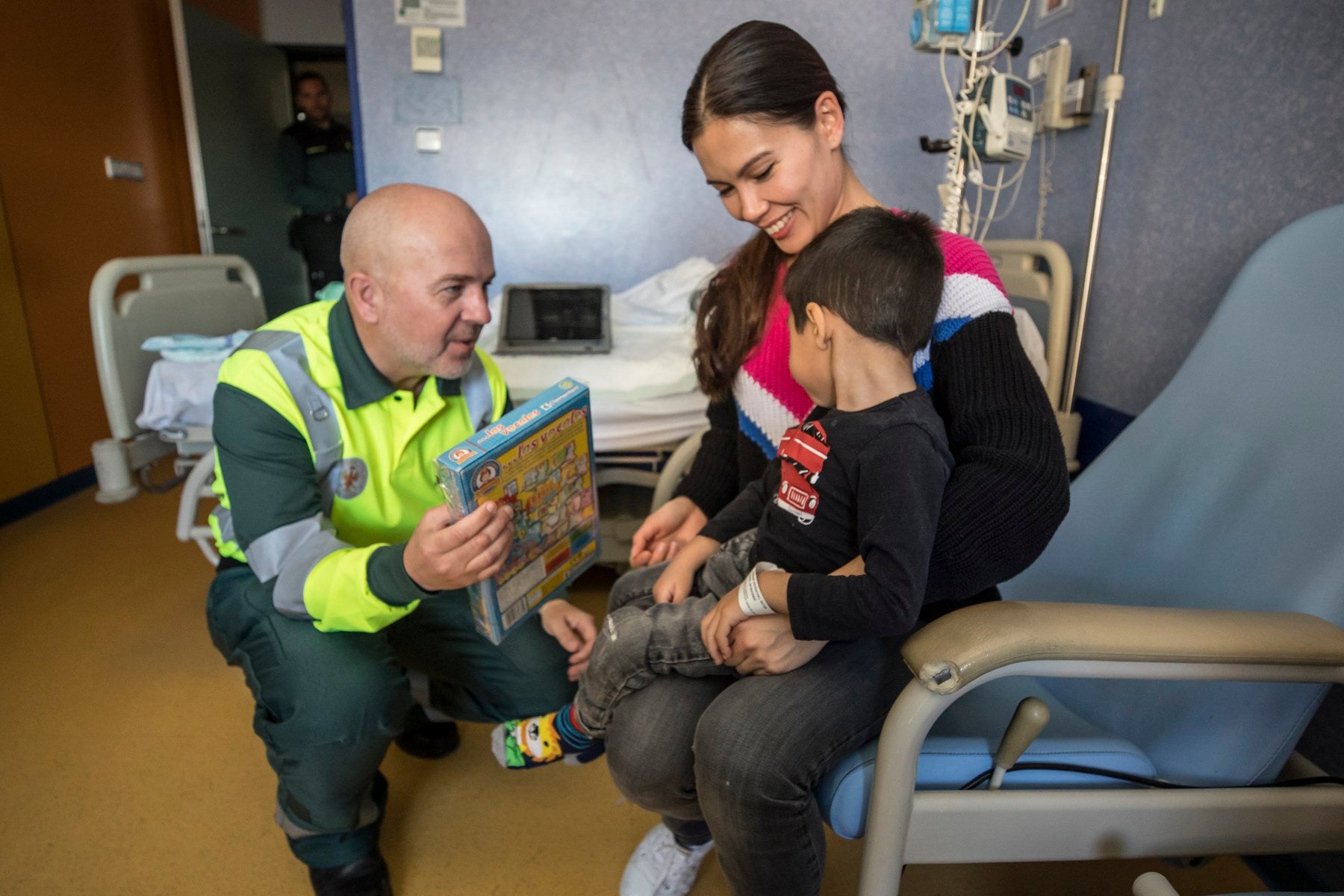 Agentes de Policía Local y Nacional, Guardia Civil, Bomberos, Protección Civil, Agentes Medioambientales e Infoca y Ejercito de Aire y Tierra y personal de Emergencias participan en esta actividad promovida por la Asociación Sonrisas