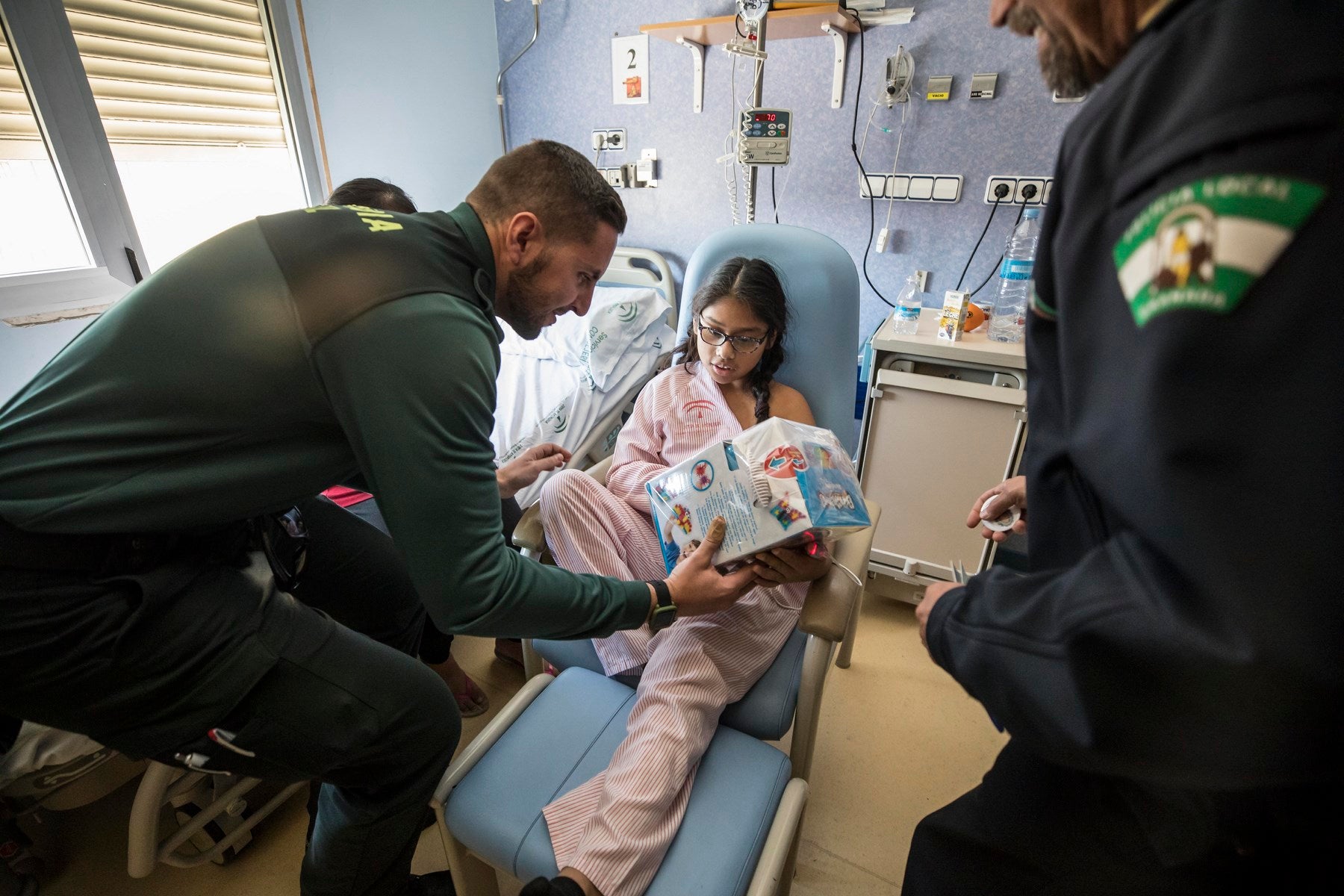 Agentes de Policía Local y Nacional, Guardia Civil, Bomberos, Protección Civil, Agentes Medioambientales e Infoca y Ejercito de Aire y Tierra y personal de Emergencias participan en esta actividad promovida por la Asociación Sonrisas