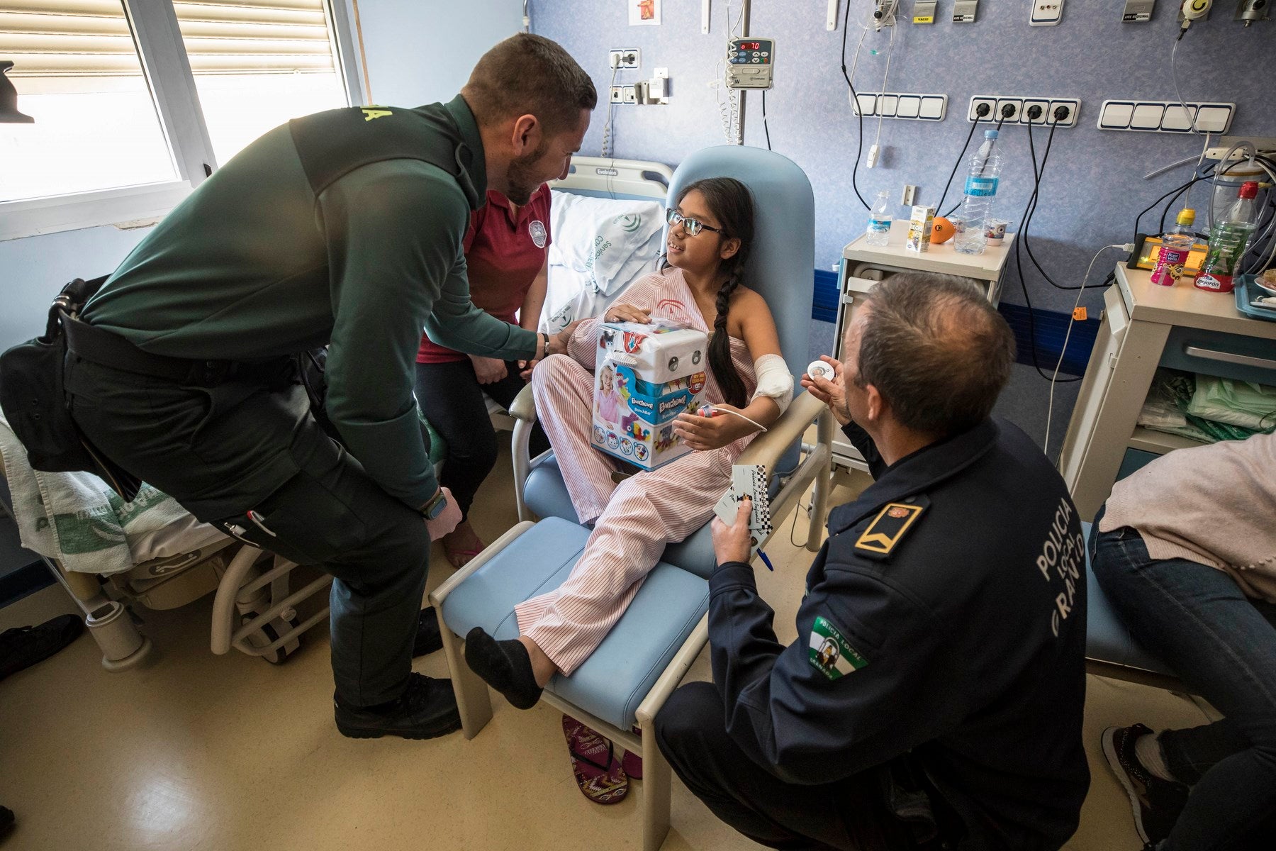 Agentes de Policía Local y Nacional, Guardia Civil, Bomberos, Protección Civil, Agentes Medioambientales e Infoca y Ejercito de Aire y Tierra y personal de Emergencias participan en esta actividad promovida por la Asociación Sonrisas
