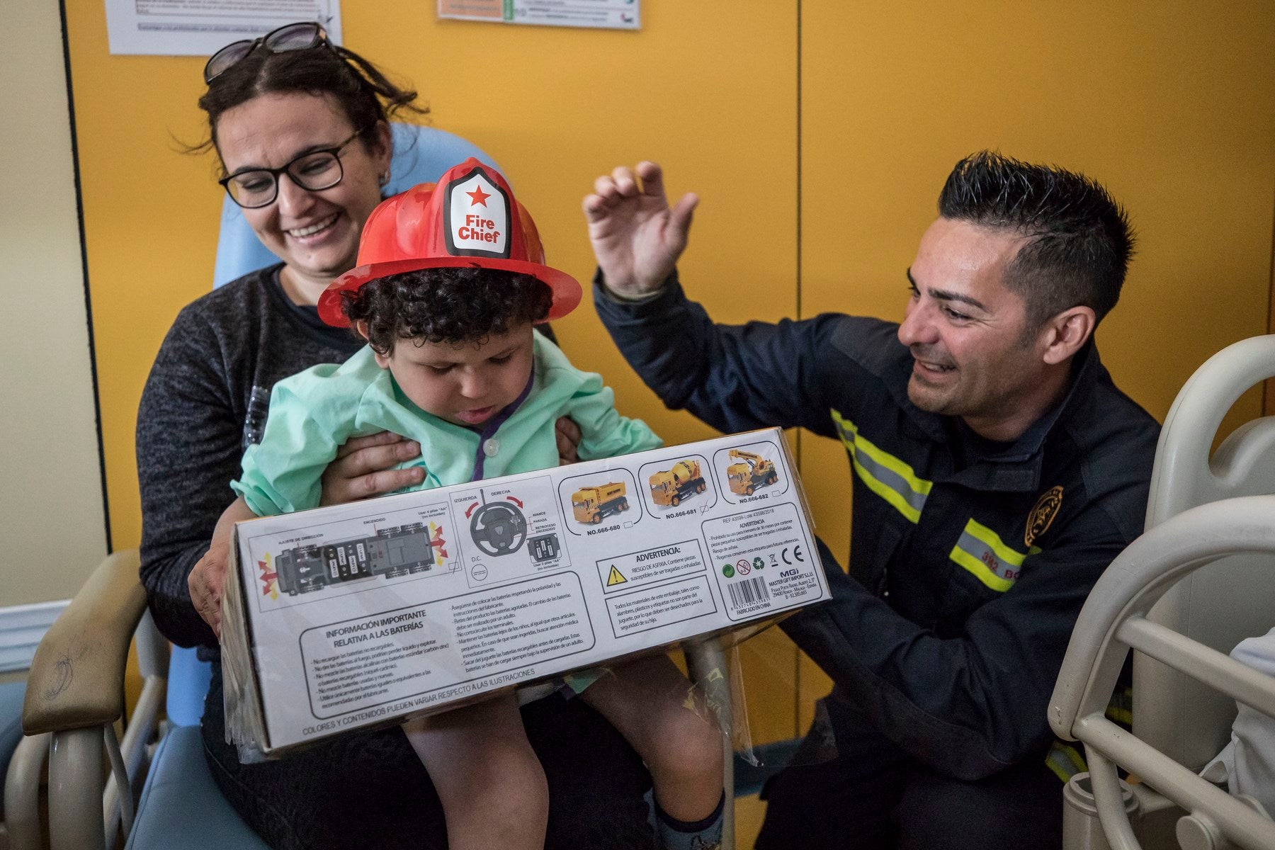 Agentes de Policía Local y Nacional, Guardia Civil, Bomberos, Protección Civil, Agentes Medioambientales e Infoca y Ejercito de Aire y Tierra y personal de Emergencias participan en esta actividad promovida por la Asociación Sonrisas