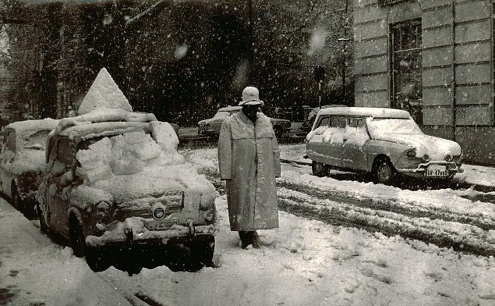 Un guardia urbano soporta la nevada en una calle de Granada entre los años cincuenta y los años sesenta. 