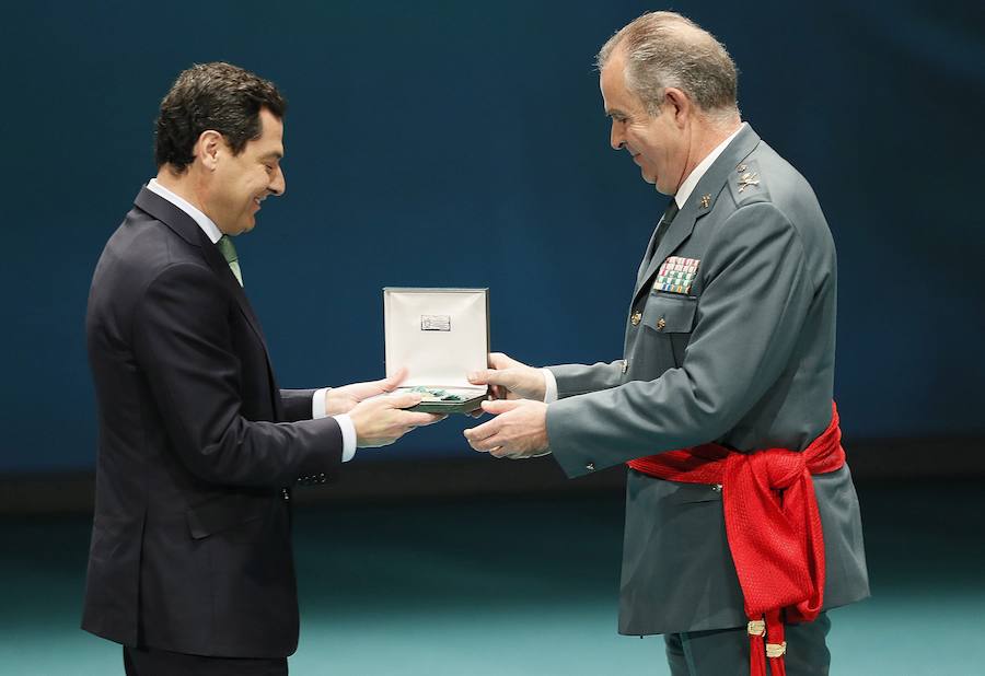 Moreno y Bosquet entregan el título de hijo predilecto al empresario almeriensa Martínez-Cosentino y las medallas al músico granadino Heras-Casado, la cantante Pastora Soler y la actriz Inma Cuesta