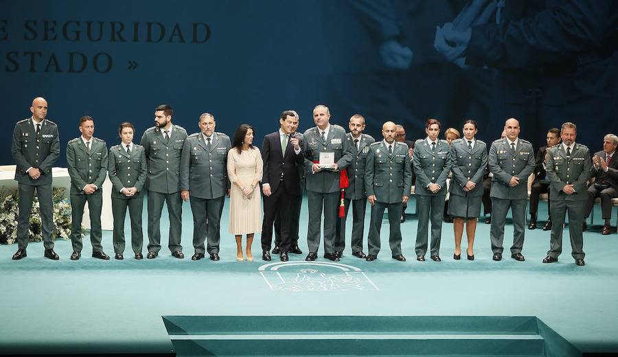 Moreno y Bosquet entregan el título de hijo predilecto al empresario almeriensa Martínez-Cosentino y las medallas al músico granadino Heras-Casado, la cantante Pastora Soler y la actriz Inma Cuesta