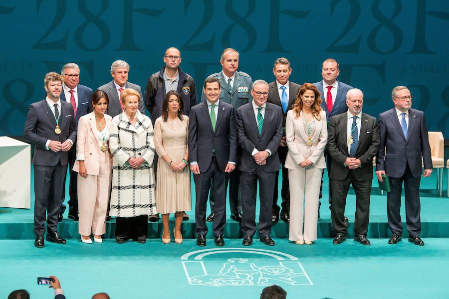 Moreno y Bosquet entregan el título de hijo predilecto al empresario almeriensa Martínez-Cosentino y las medallas al músico granadino Heras-Casado, la cantante Pastora Soler y la actriz Inma Cuesta