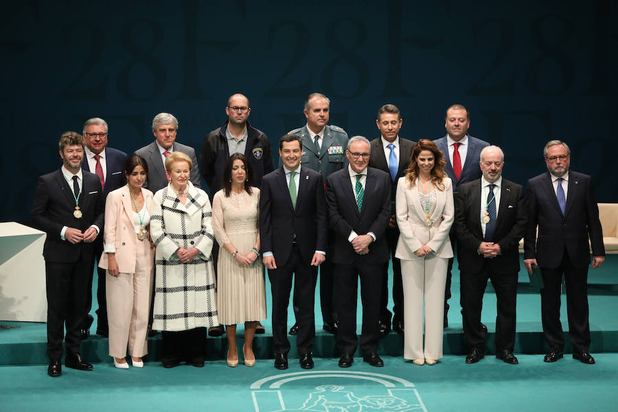 Moreno y Bosquet entregan el título de hijo predilecto al empresario almeriensa Martínez-Cosentino y las medallas al músico granadino Heras-Casado, la cantante Pastora Soler y la actriz Inma Cuesta