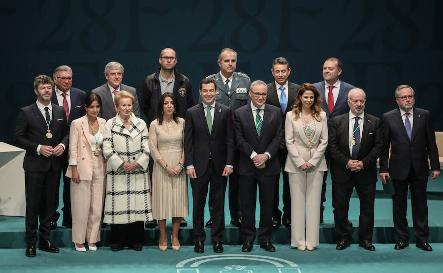 Moreno y Bosquet entregan el título de hijo predilecto al empresario almeriensa Martínez-Cosentino y las medallas al músico granadino Heras-Casado, la cantante Pastora Soler y la actriz Inma Cuesta