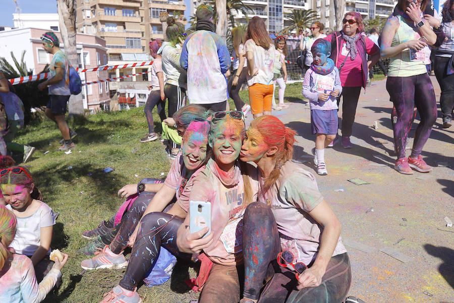 Han sido muchas las familias con niños que se han animado así a empezar el Día de Andalucía corriendo entre polvos de colores. En total, más de 4.000 personas