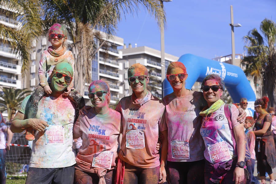 Han sido muchas las familias con niños que se han animado así a empezar el Día de Andalucía corriendo entre polvos de colores. En total, más de 4.000 personas