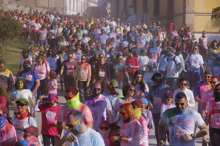 Han sido muchas las familias con niños que se han animado así a empezar el Día de Andalucía corriendo entre polvos de colores. En total, más de 4.000 personas