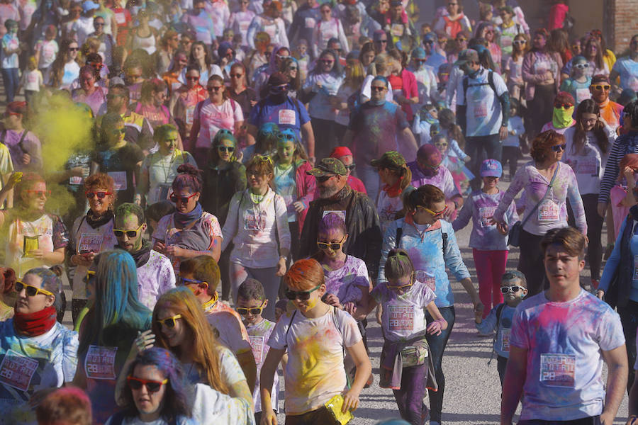 Han sido muchas las familias con niños que se han animado así a empezar el Día de Andalucía corriendo entre polvos de colores. En total, más de 4.000 personas