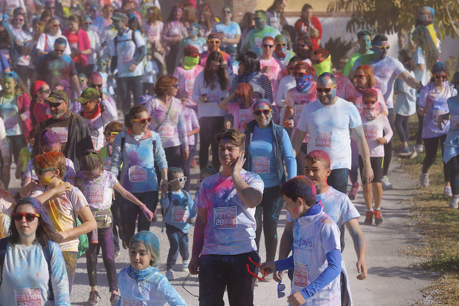 Han sido muchas las familias con niños que se han animado así a empezar el Día de Andalucía corriendo entre polvos de colores. En total, más de 4.000 personas