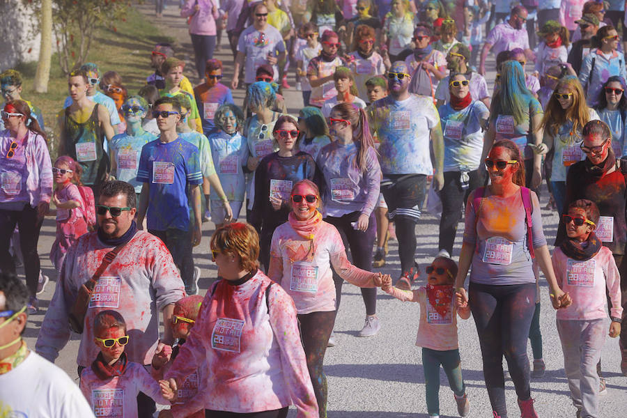 Han sido muchas las familias con niños que se han animado así a empezar el Día de Andalucía corriendo entre polvos de colores. En total, más de 4.000 personas