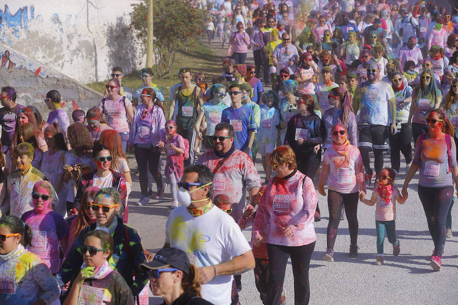 Han sido muchas las familias con niños que se han animado así a empezar el Día de Andalucía corriendo entre polvos de colores. En total, más de 4.000 personas