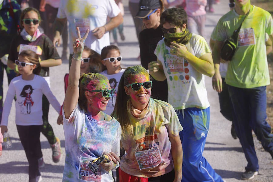 Han sido muchas las familias con niños que se han animado así a empezar el Día de Andalucía corriendo entre polvos de colores. En total, más de 4.000 personas