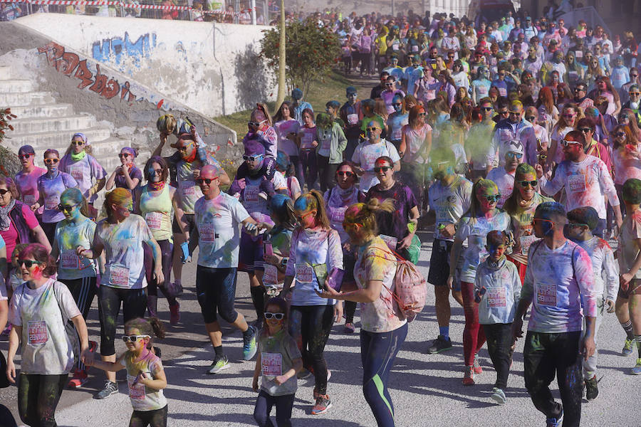 Han sido muchas las familias con niños que se han animado así a empezar el Día de Andalucía corriendo entre polvos de colores. En total, más de 4.000 personas