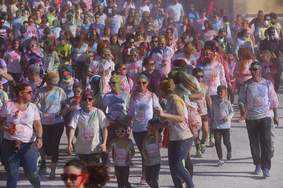 Han sido muchas las familias con niños que se han animado así a empezar el Día de Andalucía corriendo entre polvos de colores. En total, más de 4.000 personas