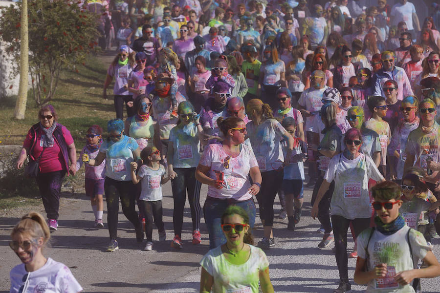 Han sido muchas las familias con niños que se han animado así a empezar el Día de Andalucía corriendo entre polvos de colores. En total, más de 4.000 personas