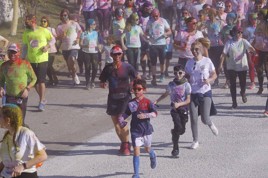 Han sido muchas las familias con niños que se han animado así a empezar el Día de Andalucía corriendo entre polvos de colores. En total, más de 4.000 personas