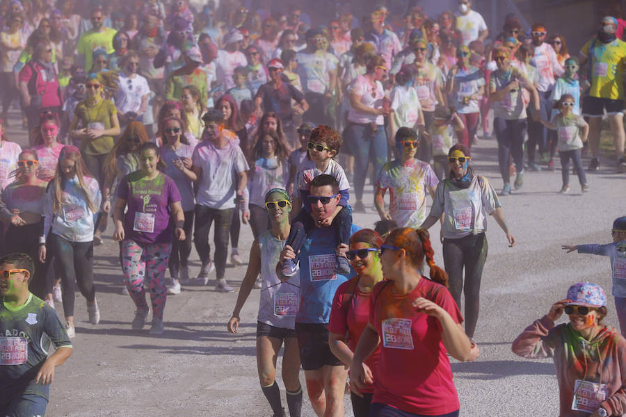 Han sido muchas las familias con niños que se han animado así a empezar el Día de Andalucía corriendo entre polvos de colores. En total, más de 4.000 personas