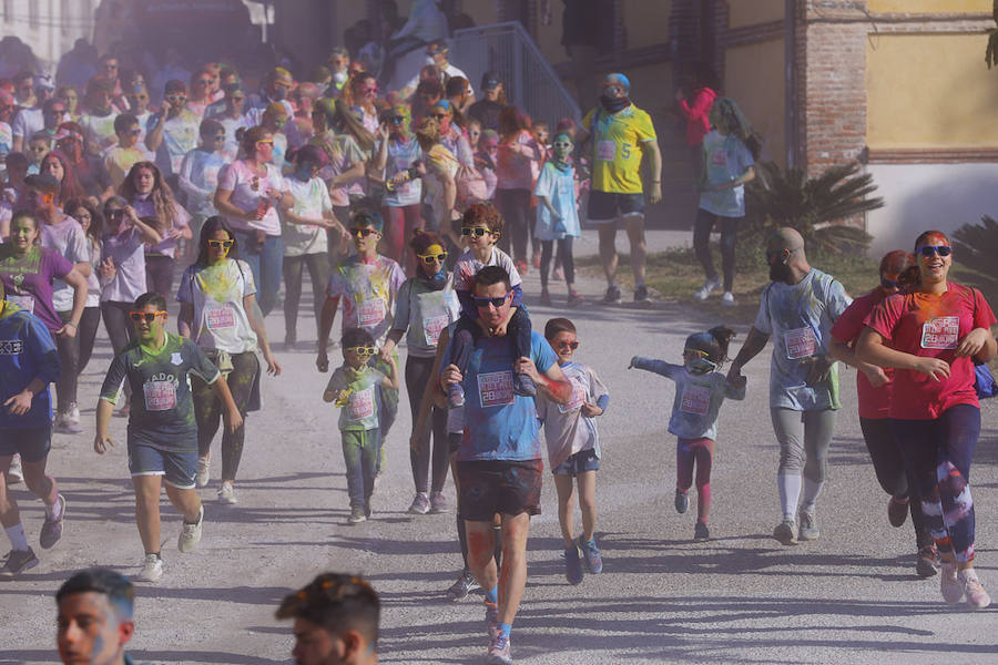 Han sido muchas las familias con niños que se han animado así a empezar el Día de Andalucía corriendo entre polvos de colores. En total, más de 4.000 personas