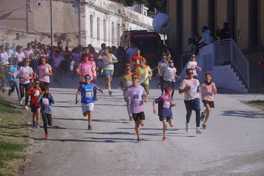 Han sido muchas las familias con niños que se han animado así a empezar el Día de Andalucía corriendo entre polvos de colores. En total, más de 4.000 personas