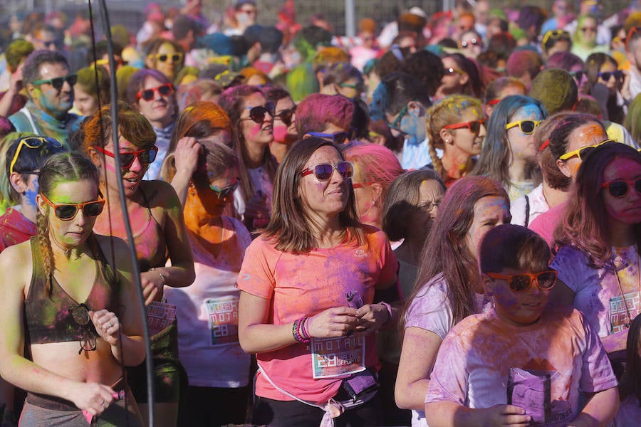 Han sido muchas las familias con niños que se han animado así a empezar el Día de Andalucía corriendo entre polvos de colores. En total, más de 4.000 personas