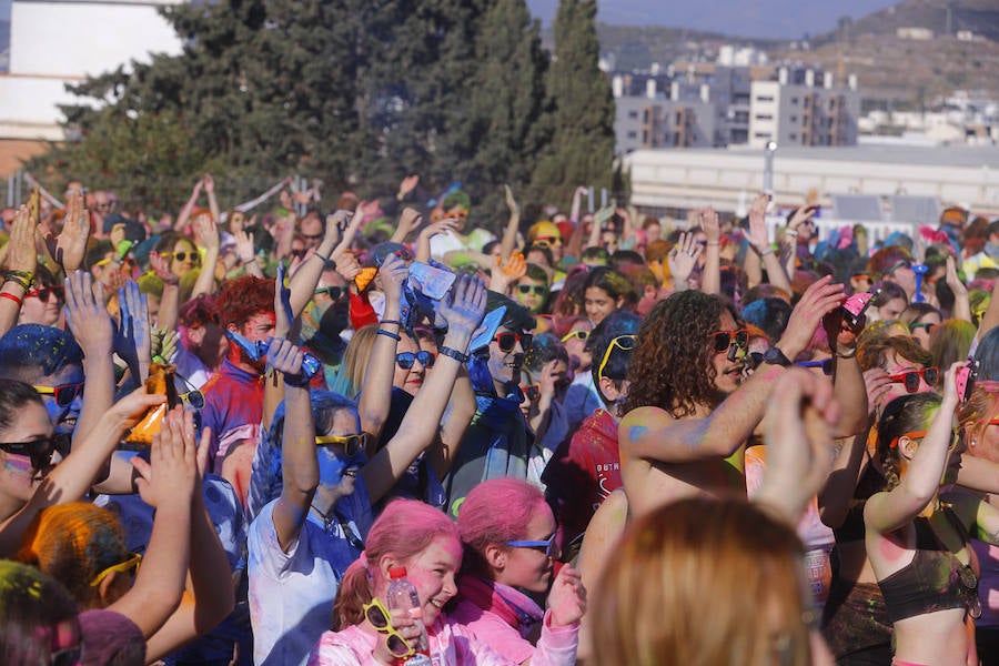 Han sido muchas las familias con niños que se han animado así a empezar el Día de Andalucía corriendo entre polvos de colores. En total, más de 4.000 personas