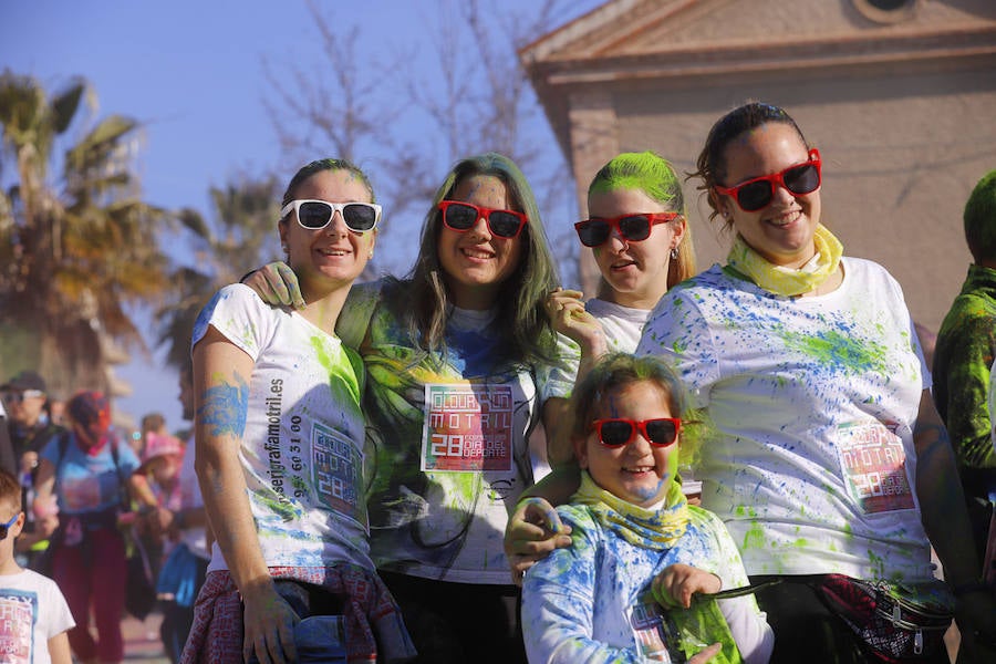 Han sido muchas las familias con niños que se han animado así a empezar el Día de Andalucía corriendo entre polvos de colores. En total, más de 4.000 personas