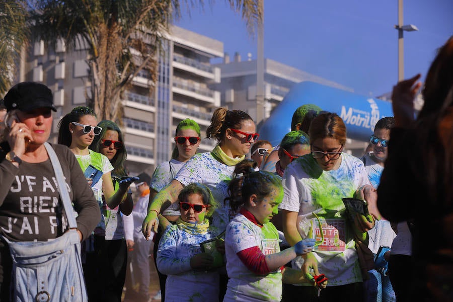 Han sido muchas las familias con niños que se han animado así a empezar el Día de Andalucía corriendo entre polvos de colores. En total, más de 4.000 personas