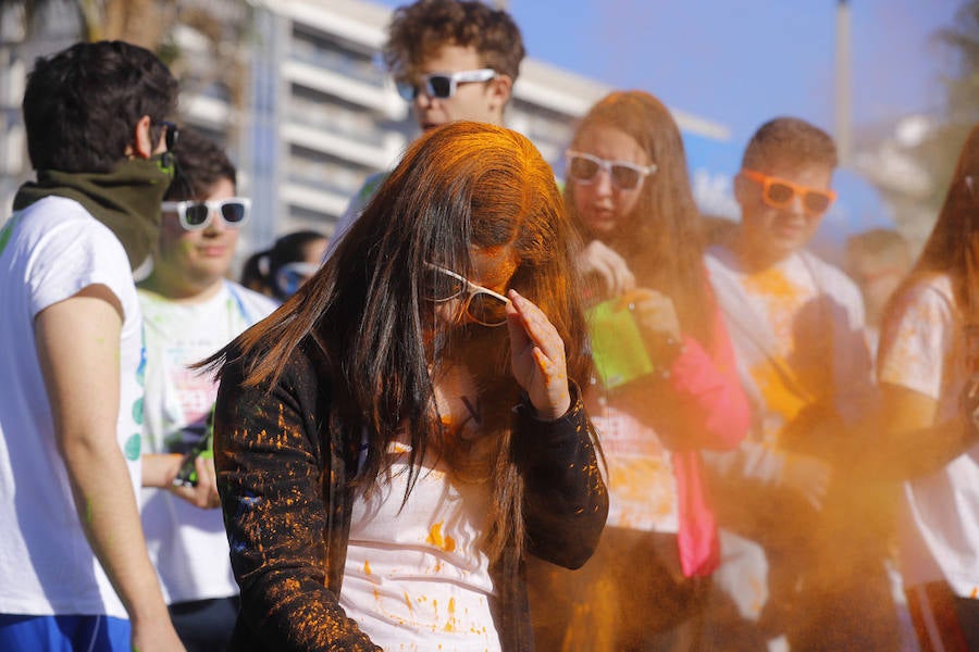 Han sido muchas las familias con niños que se han animado así a empezar el Día de Andalucía corriendo entre polvos de colores. En total, más de 4.000 personas