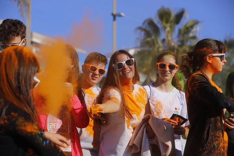 Han sido muchas las familias con niños que se han animado así a empezar el Día de Andalucía corriendo entre polvos de colores. En total, más de 4.000 personas