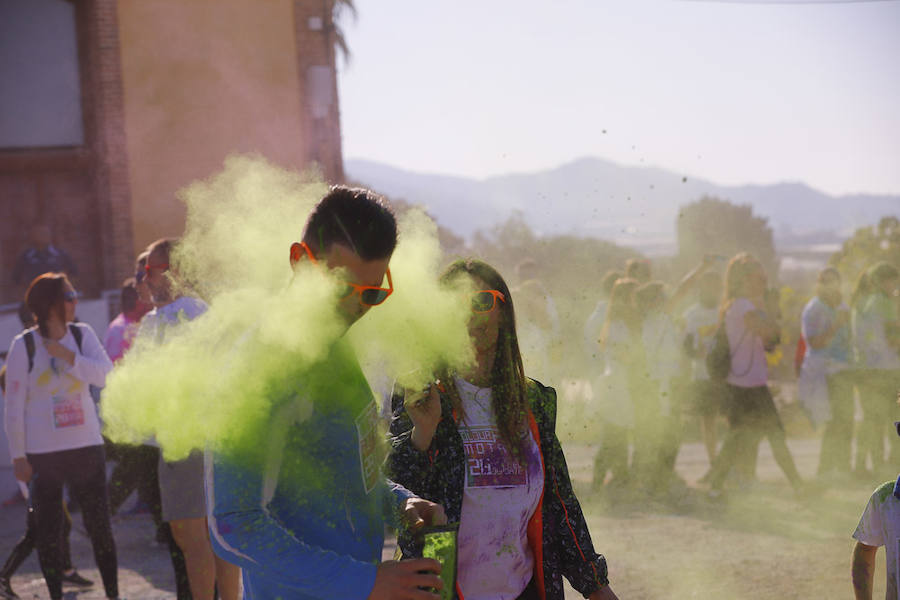 Han sido muchas las familias con niños que se han animado así a empezar el Día de Andalucía corriendo entre polvos de colores. En total, más de 4.000 personas