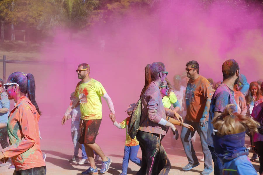 Han sido muchas las familias con niños que se han animado así a empezar el Día de Andalucía corriendo entre polvos de colores. En total, más de 4.000 personas