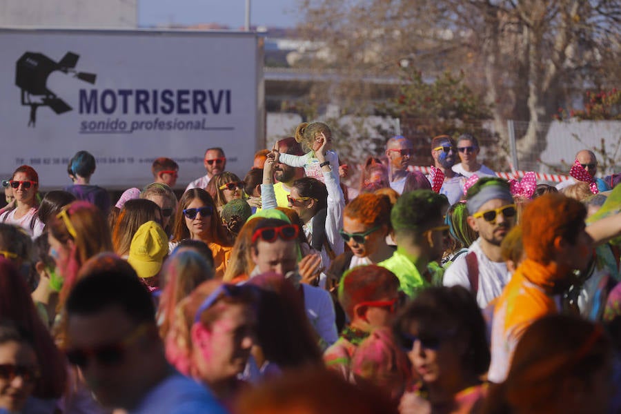 Han sido muchas las familias con niños que se han animado así a empezar el Día de Andalucía corriendo entre polvos de colores. En total, más de 4.000 personas