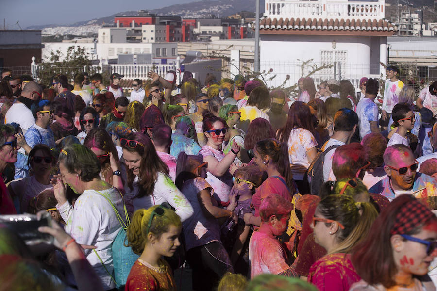 Han sido muchas las familias con niños que se han animado así a empezar el Día de Andalucía corriendo entre polvos de colores. En total, más de 4.000 personas