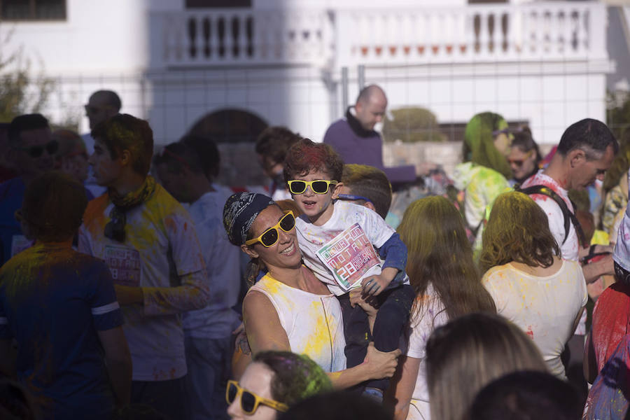 Han sido muchas las familias con niños que se han animado así a empezar el Día de Andalucía corriendo entre polvos de colores. En total, más de 4.000 personas