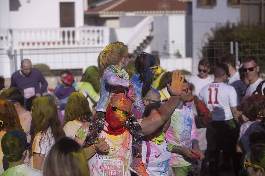 Han sido muchas las familias con niños que se han animado así a empezar el Día de Andalucía corriendo entre polvos de colores. En total, más de 4.000 personas