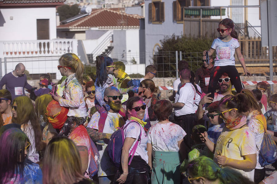 Han sido muchas las familias con niños que se han animado así a empezar el Día de Andalucía corriendo entre polvos de colores. En total, más de 4.000 personas