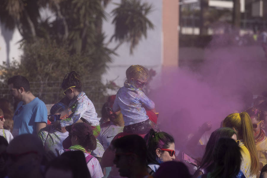 Han sido muchas las familias con niños que se han animado así a empezar el Día de Andalucía corriendo entre polvos de colores. En total, más de 4.000 personas