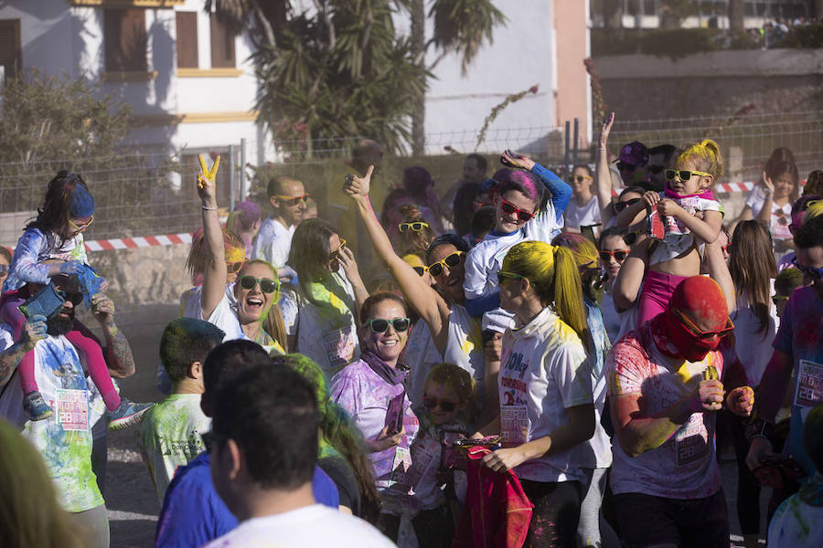 Han sido muchas las familias con niños que se han animado así a empezar el Día de Andalucía corriendo entre polvos de colores. En total, más de 4.000 personas