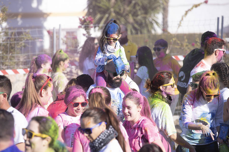 Han sido muchas las familias con niños que se han animado así a empezar el Día de Andalucía corriendo entre polvos de colores. En total, más de 4.000 personas