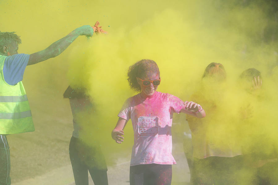 Han sido muchas las familias con niños que se han animado así a empezar el Día de Andalucía corriendo entre polvos de colores. En total, más de 4.000 personas