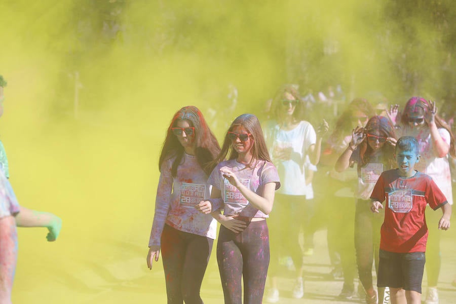 Han sido muchas las familias con niños que se han animado así a empezar el Día de Andalucía corriendo entre polvos de colores. En total, más de 4.000 personas