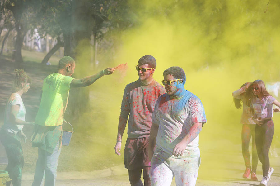 Han sido muchas las familias con niños que se han animado así a empezar el Día de Andalucía corriendo entre polvos de colores. En total, más de 4.000 personas